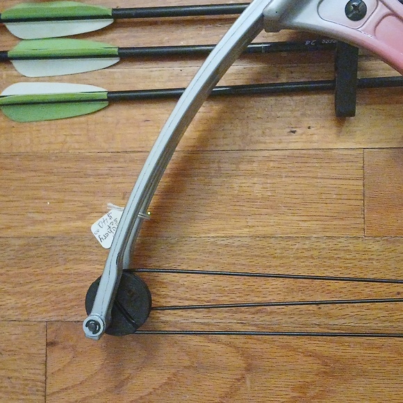 Bear Brave 3 Youth Compound Bow Pink 26" right handed. - Picture 4 of 8